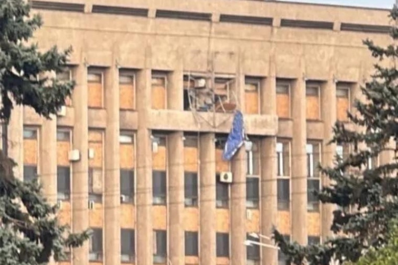 В Запорожье FPV-дрон разбил украинский герб на здании областной администрации: кому – печаль, кому - радость