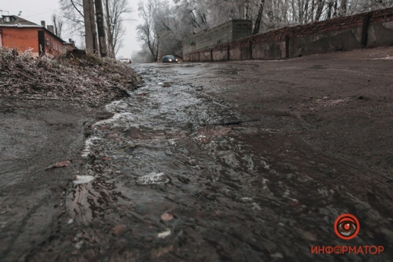 Потоп в Днепре: несколько кварталов залило водой из прорвавшей трубы