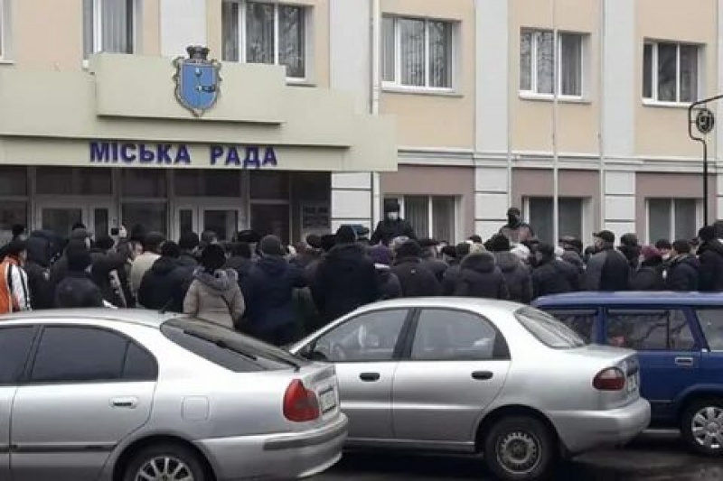 На Полтавщині мітингувальники погрожували штурмувати міськраду через тарифи