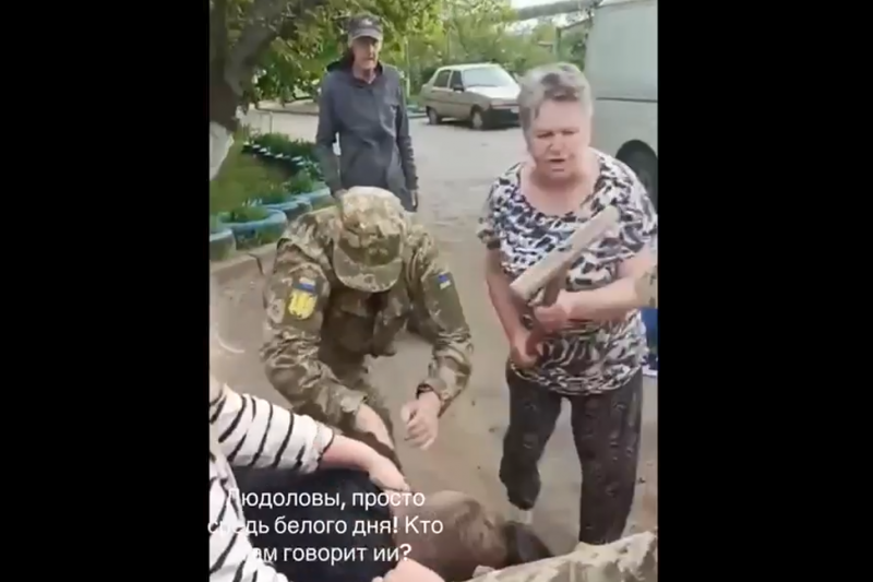 В Днепре люди спасают жертву бусификаторов – дают отпор шваброй, вырывают из лап, прячут в машину неравнодушных граждан