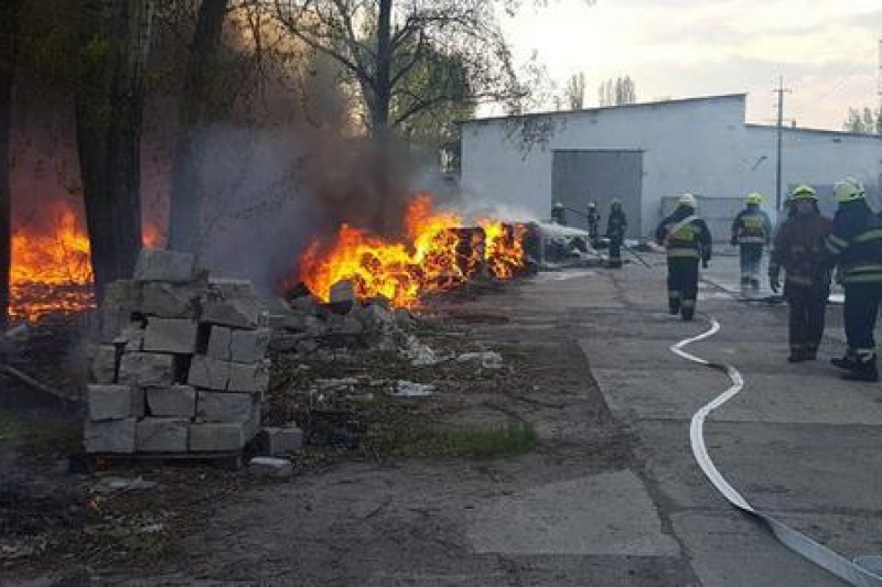 Пожар на Левом берегу Днепра: полыхает цех на предприятии