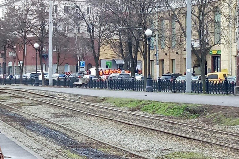 Митингующие с барабанами появились возле офисов ПриватБанка в центре Днепра