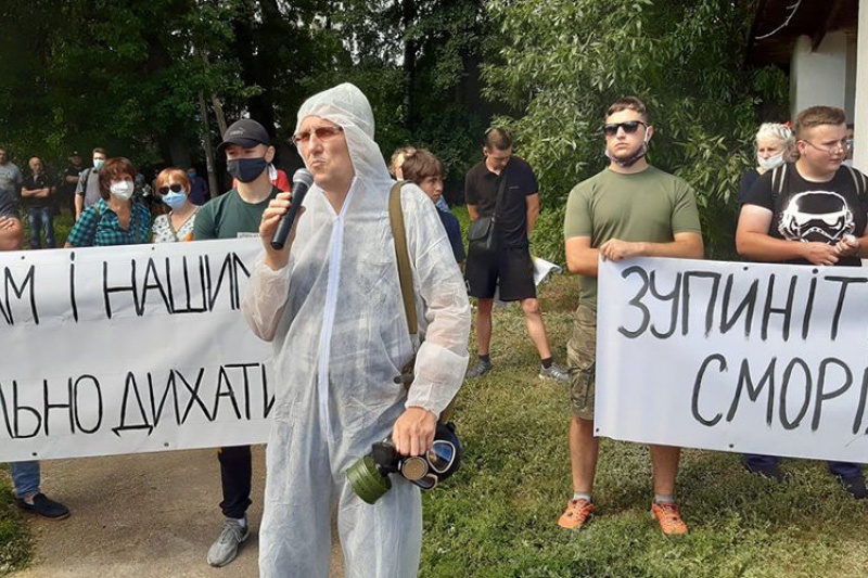 На Сумщині люди мітингували біля «смердючого» заводу