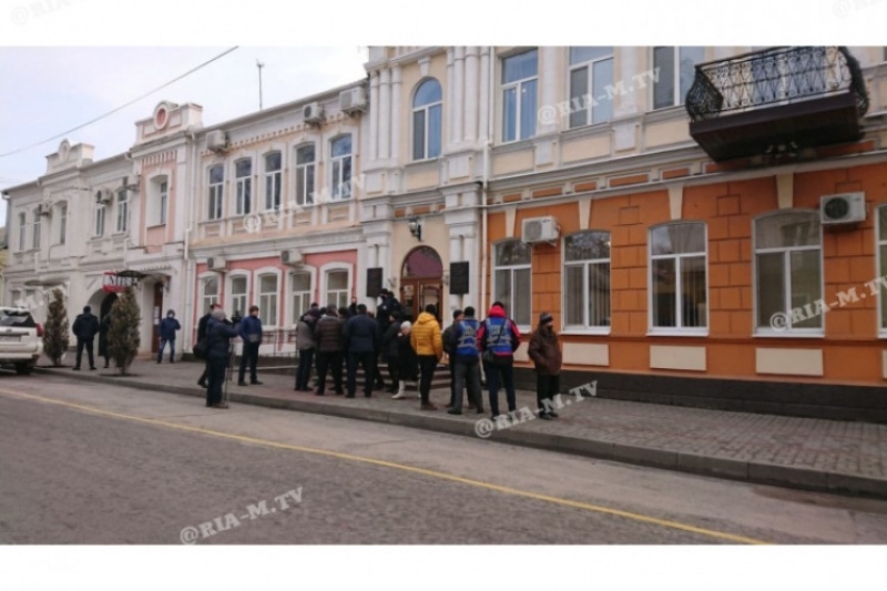 У Мелітополі під мерією збиралися активісти, які хотіли потрапити на закриту сесію міськради