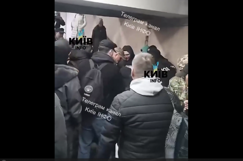 В Киеве ТЦКашники беспредельничали в метро, но толпа вырвала из их рук парня