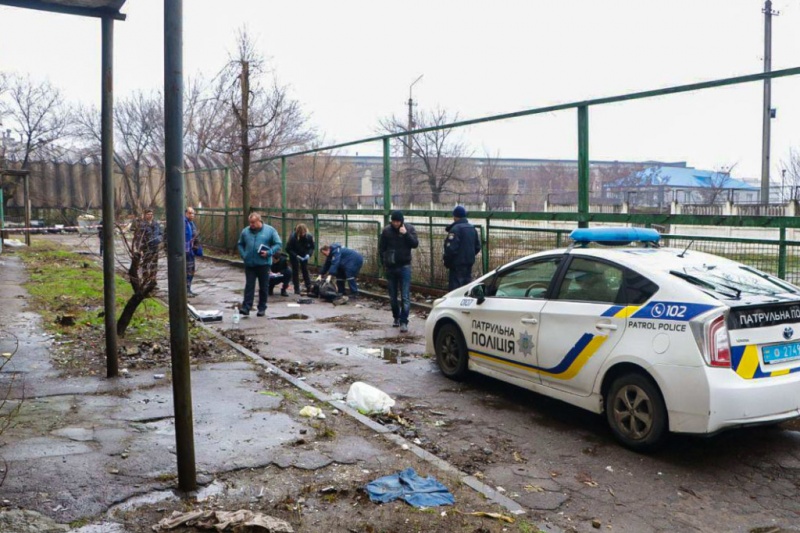 В Днепре за общежитием нашли мужской окровавленный труп