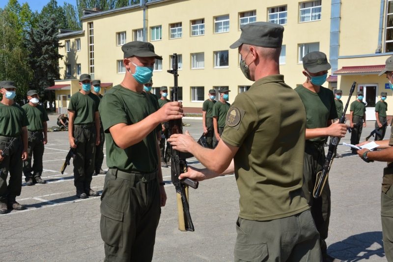 В запорожской воинской части вооружили срочников