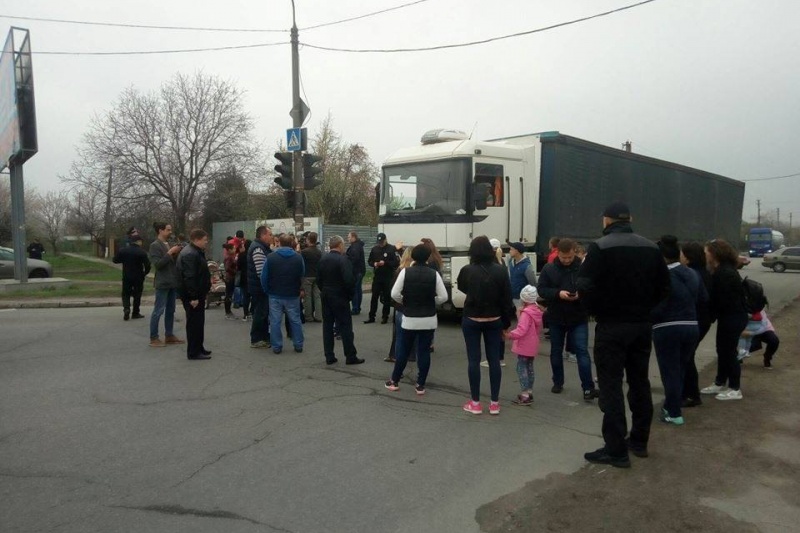 В Запорожье местные жители, в знак протеста, перекрыли дорогу