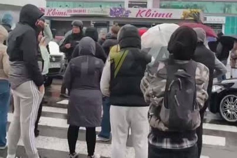 В Киеве на Софиевской Борщаговке люди перекрыли Окружную из-за отсутствия воды и света