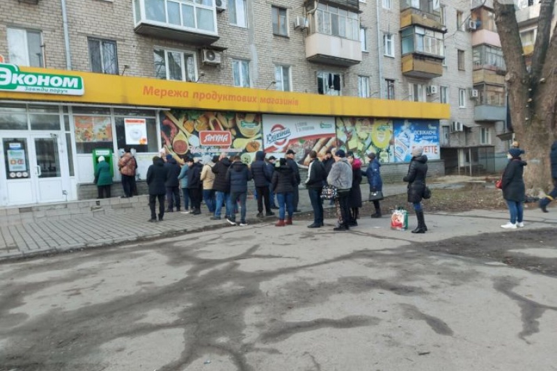 В Запорожье огромные очереди в банкоматы, аптеки и АЗС