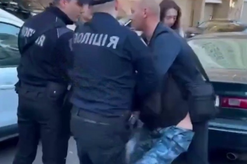 В Одессе ТЦКашники схватили администратора автомойки, избили его, а у него оказалась бронь