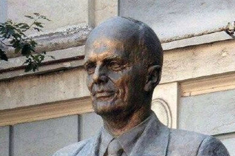 В Киеве нацистские дикари надругались над бюстом академика Патона