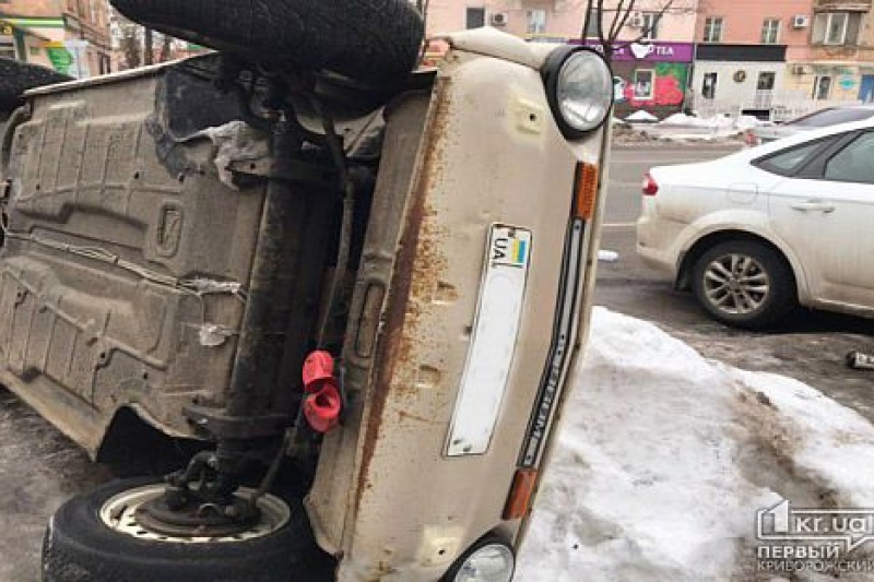 В Кривом Роге сгорело авто, которое ранее перевернули неизвестные