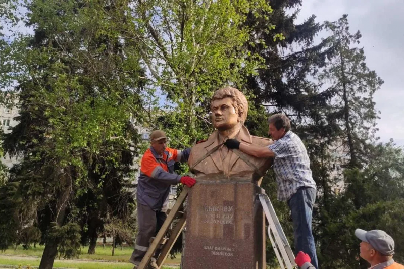 Из Краматорска местные власти вывозят памятники, причём даже бюст Леониду Быкову!