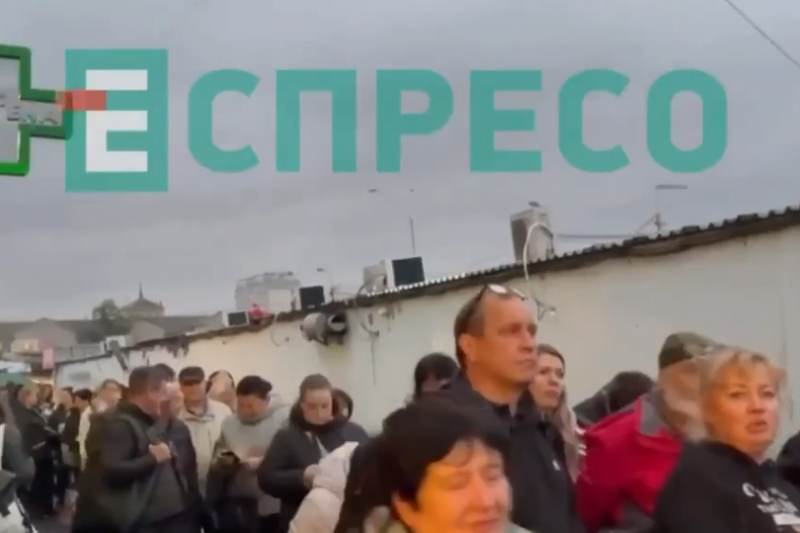 В Киеве закрыли станции метро «Черниговская» и «Лесная», а в «Дарнице» образовались километровые очереди на транспорт