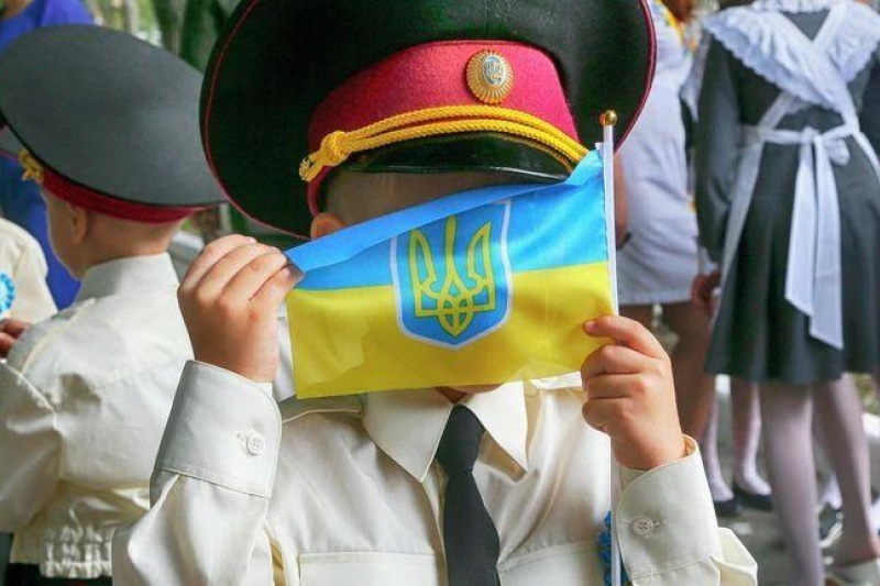 В Украине для детей выпускают школьные рюкзачки в виде бутылок с зажигательной смесью
