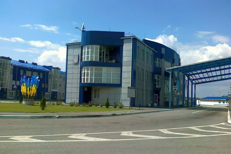 В Ровно протестуют сотрудники «Льнокомбината» и компании «Ровно LED», требуя отставки главы Ровенской таможни