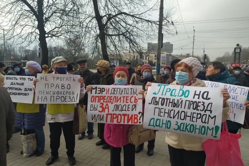 В Запорожье пенсионеры требуют от Буряка вернуть льготный проезд в общественном транспорте