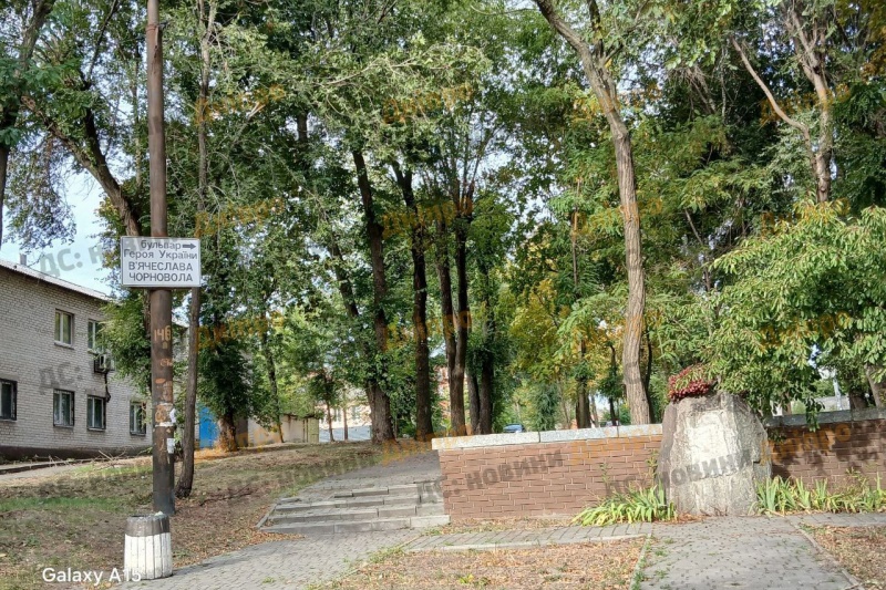 В Днепре исчезла плита с памятника Вячеславу Черноволу
