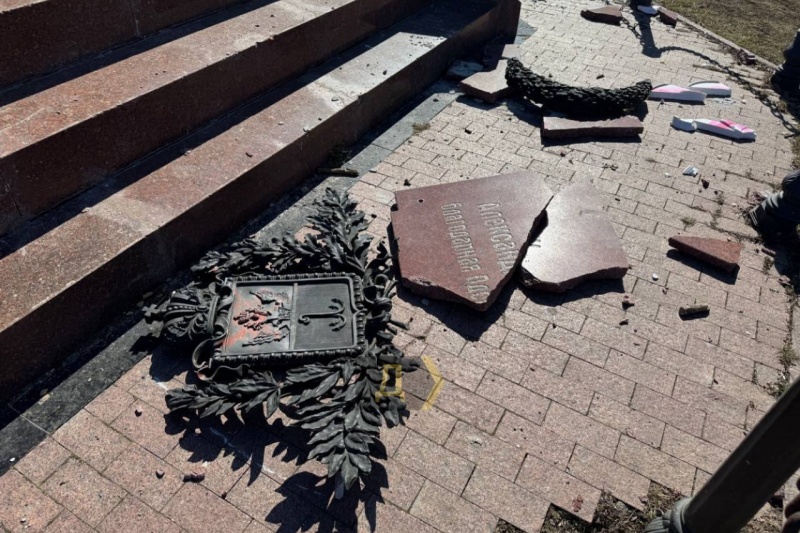 В Одессе бандеровские громилы разрушили Александровскую колонну