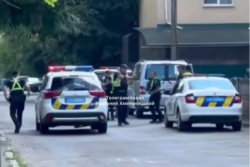 В Хмельницком мужчина при попытке его бусифицировать ударил ТЦКашника, а затем и полицейского ножом