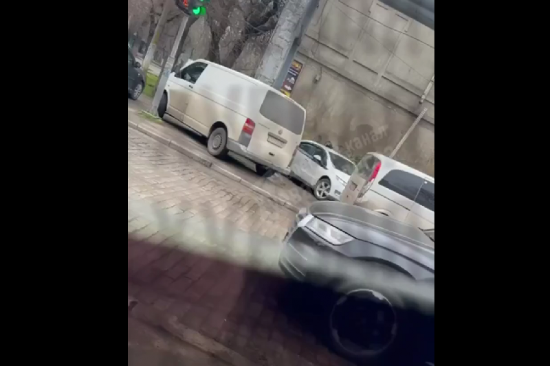 В Одессе ТЦКашники били палками по автомобилю своей жертвы