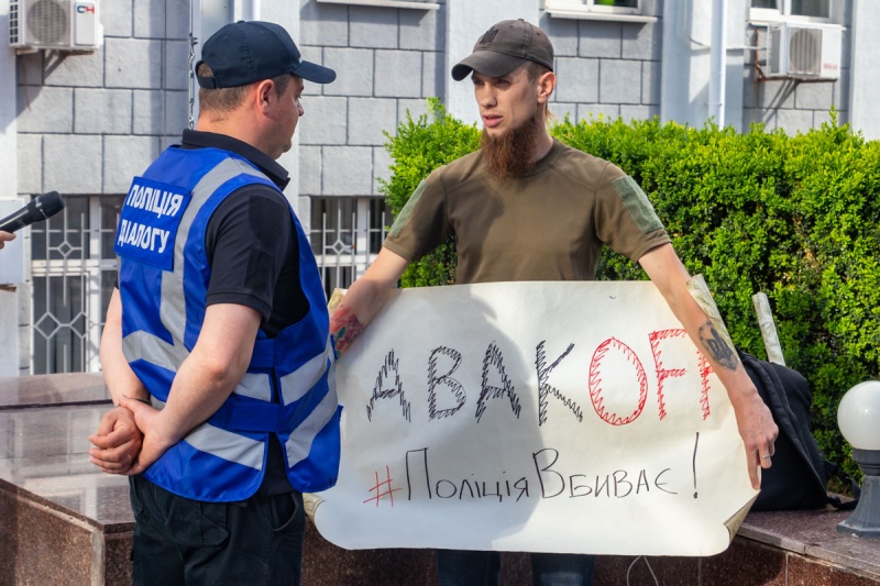 Под Киевом полицейские застрелили ребенка: на митинг в Днепре вышел один человек