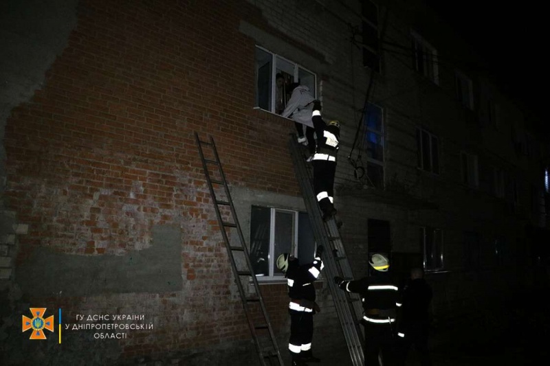 Людей эвакуировали через окна: под Днепром загорелся трехэтажный жилой дом