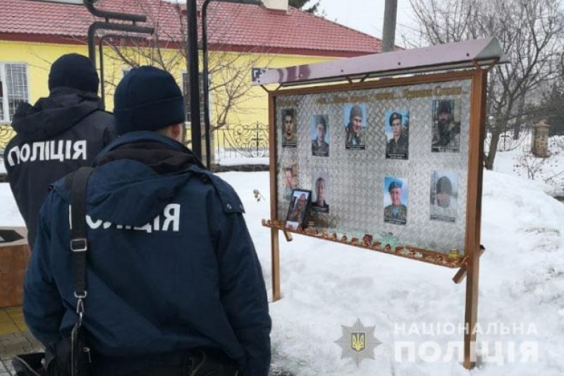 На Полтавщине мужчина повредил стенд героям АТО