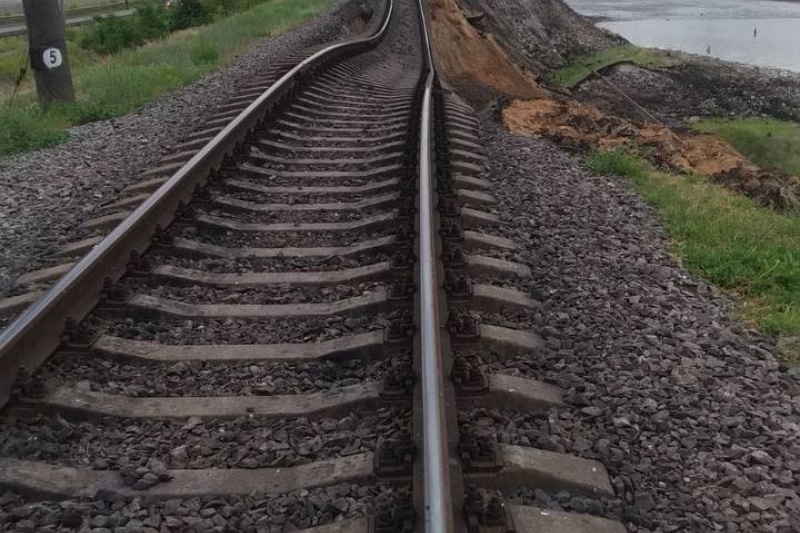 После подрыва Каховской ГЭС под Никополем просел участок железной дороги, поезда отменены