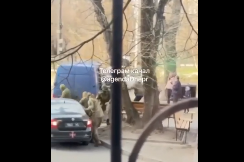 В Днепре парень с бейсбольной битой разогнал отряд ТЦКашников