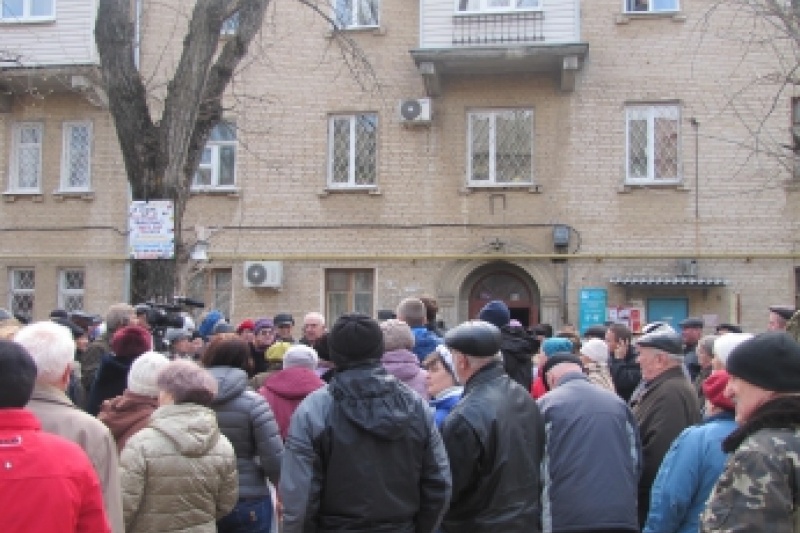 Жители авиагородка, где закрывают отделение "Ощадбанка", грозятся перекрыть дорогу