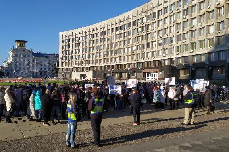 Под стенами Сумской ОГА протестуют медики 5-й больницы