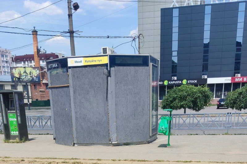 В Харькове МАФы забивают наглухо фанерой, чтобы спасти от мародёров