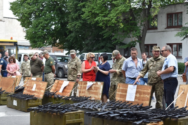 На Полтавщине 30 школ получили автоматы и пистолеты