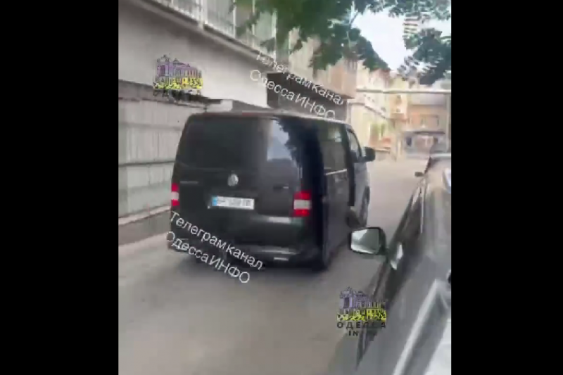 В Одессе парню не помог крик о помощи – его запаковали и увезли ТЦКашники