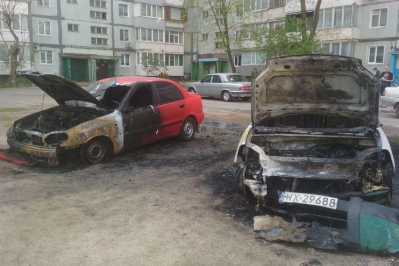 У Запоріжжі вщент згоріли дві автівки