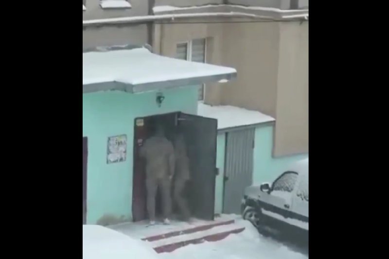 В Ровно ТЦКашники залили перцовкой 15-летнюю девочку за то, что она спасала от них своего отца