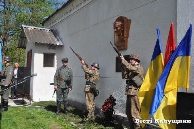 На Ивано-Франковщине в Калуше торжественно открыли мемориальную доску нацистскому преступнику Палиеву