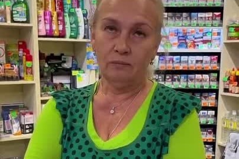 В Славянске ВСУшник грубо требовал от продавщицы разговаривать с ним на мове, угрожая ей СБУ