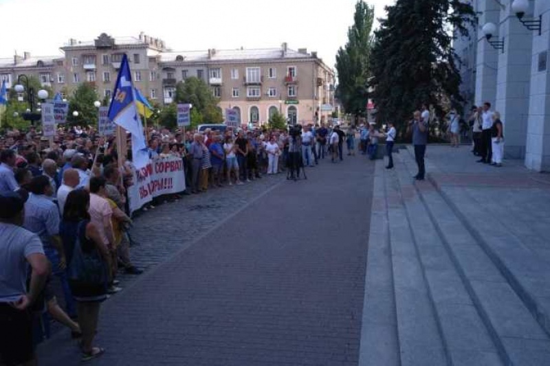 Кілька тисяч бердянців вийшли з плакатами на центральну площу