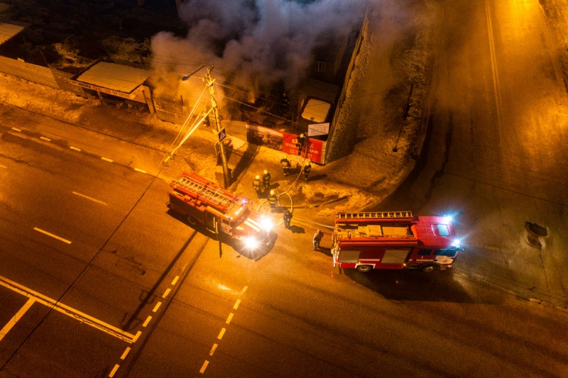 В Днепре возле ТРЦ «Дафи» горела стройка