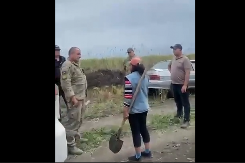 В Николаевской области женщины встретили ТЦКашников с лопатами и не дали провести бусификацию в поле