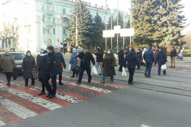 В Каменском пенсионеры перекрыли центр города