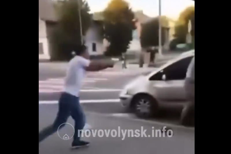 В Нововолынске неравнодушный прохожий спас человека от бусификации, направив на ТЦКашников пистолет