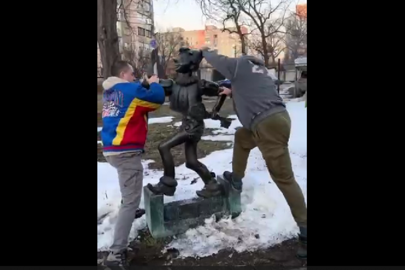 Весеннее обострение в Киеве: два дебила декоммунизировали Буратино