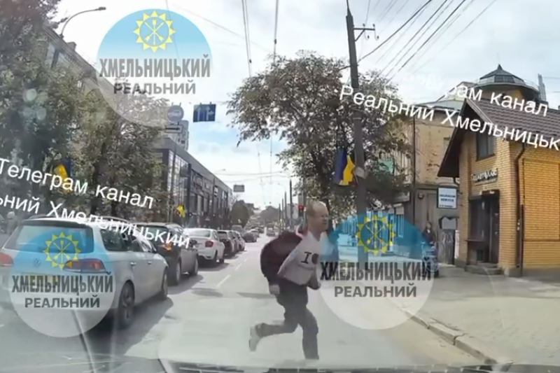 В Хмельницком мужчина на ходу выбрался из буса ТЦК и сбежал