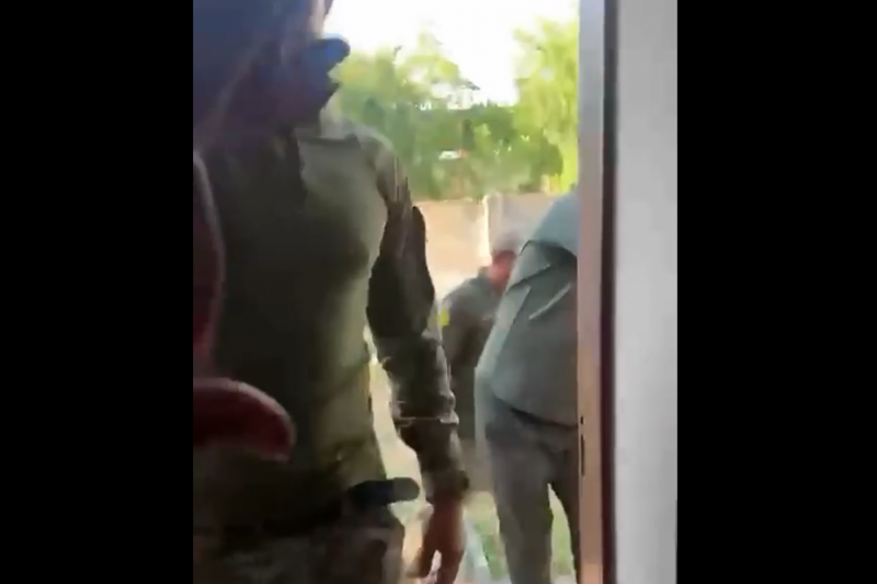 В Смеле Черкасской области ТЦКашники выломали дверь частного дома, но сбежали, когда увидели, что их снимают на видео
