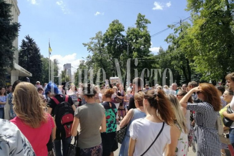 Плачут родители и дети: в Днепре прошел массовый митинг против дистанционного образования