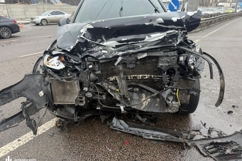 В Киеве ВСУшник учинил ДТП, в результате которого погибла женщина, а двое детей были серьёзно покалечены